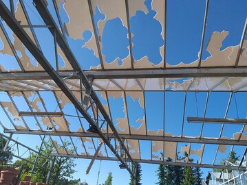 Hagel zerstrte die Kunststoffeindeckung eines Gartenbaubetriebs am Ammersee komplett.