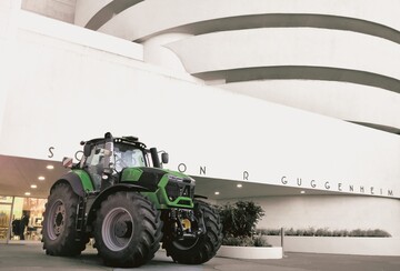 Imposante Erscheinung: Der 9340 TTV Warrior von Deutz-Fahr vor dem Guggenheim Museum in New York. 