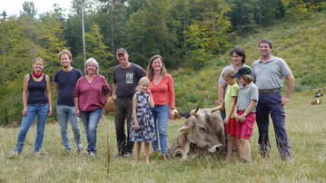  Die Bruderkalb-Initiative Hohenlohe hat ein bisher einzigartiges Konzept entwickelt: eine komplette Wertschpfungskette fr eine wirtschaftliche und tiergerechte Verwertung von Biokalbfleisch.