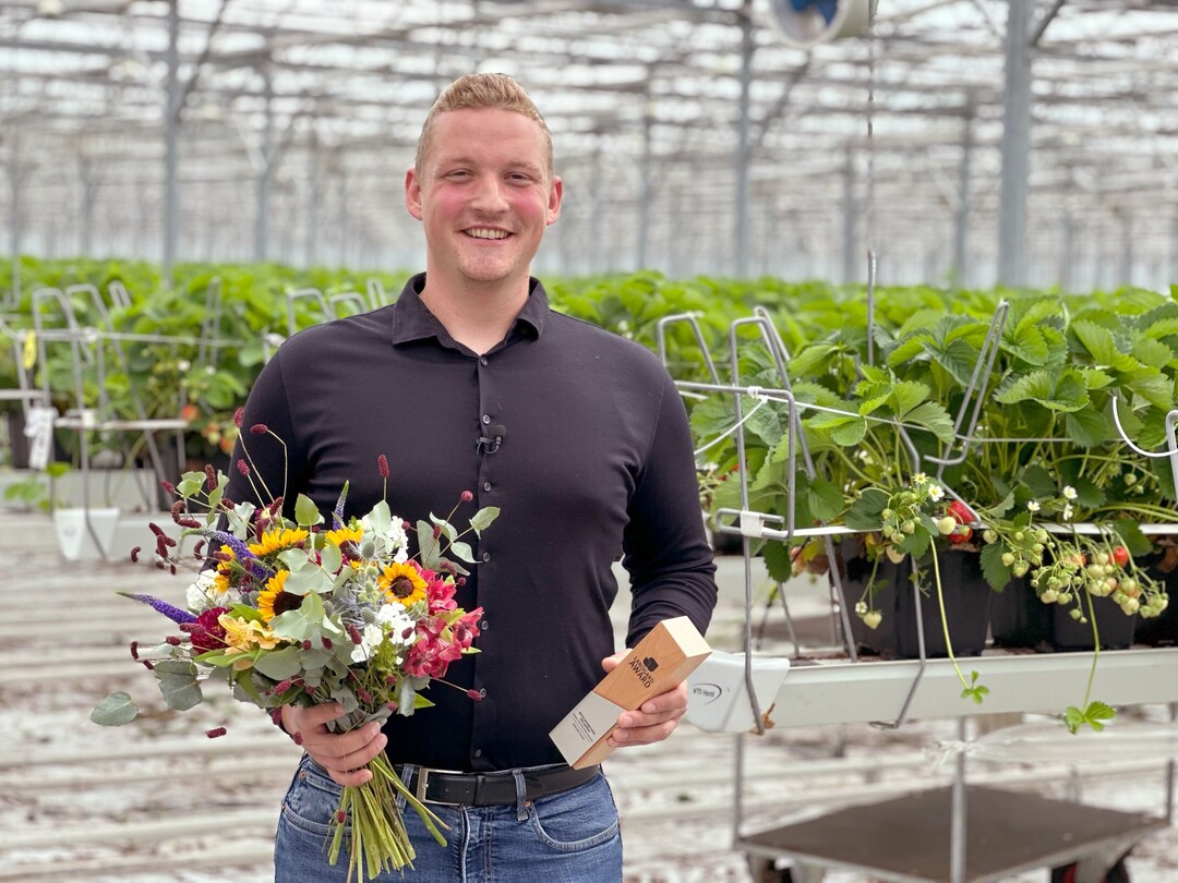 Erdbeererzeuger Dominik Janssen freut sich über den Landgard Award in der Kategorie "Mitgliedsbetrieb des Jahres".
