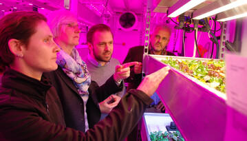 Versuchsaufbau im Growtainer: Ivonne Jttner, Prof. Dr. Heike Mempel, Dr. Lukas Scholz (Gemsering Thringen) und Prsident Dr. Eric Veulliet bestaunen die Versuche im mobilen Gewchshaus.