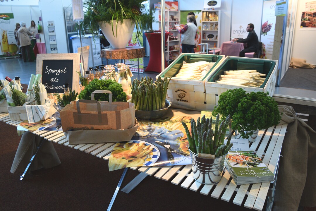 „Spargel und Frühling gehören einfach zusammen - und mit steigenden Temperaturen wächst der Spargel und auch der Spargelhunger“, sagt Joachim Rukwied, Präsident des Deutschen Bauernverbandes (DBV). In Deutschland hat die Spargelsaison nun offiziell begonnen.