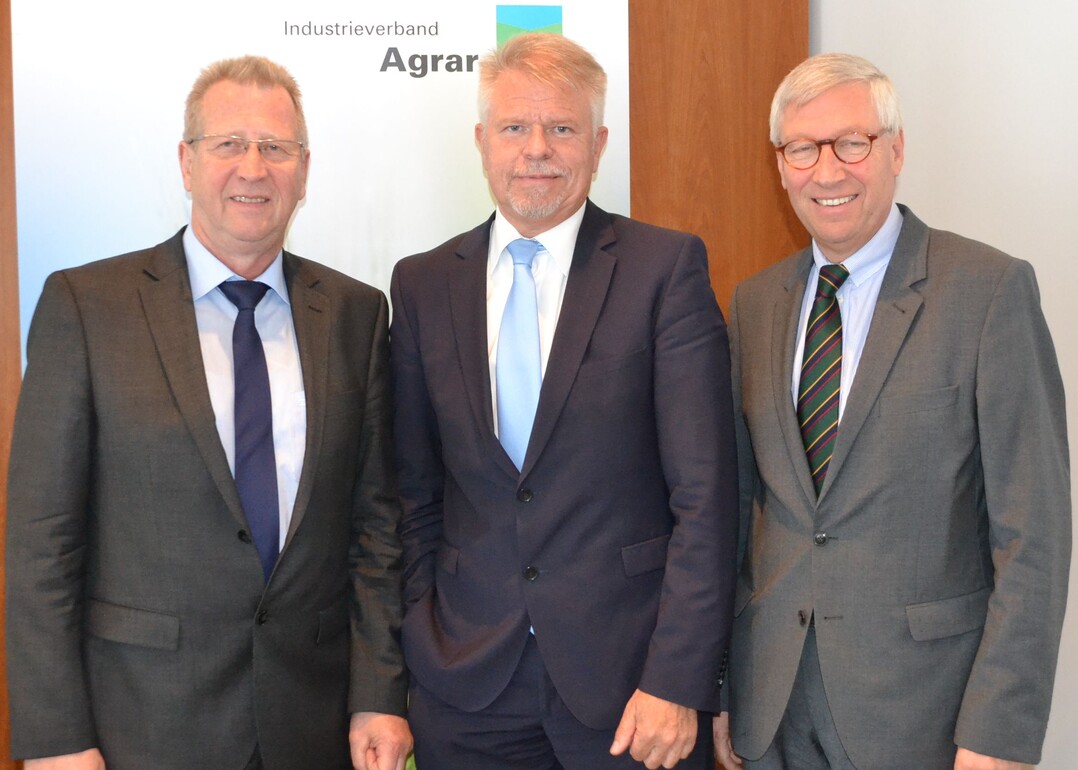 (v.l.) Ulrich Foth, Vorsitzender Fachbereich Pflanzenernährung des IVA, Dr. Helmut Schramm, Präsident IVA, Dr. Dietrich Pradt, kommissarischer IVA-Hauptgeschäftsführer