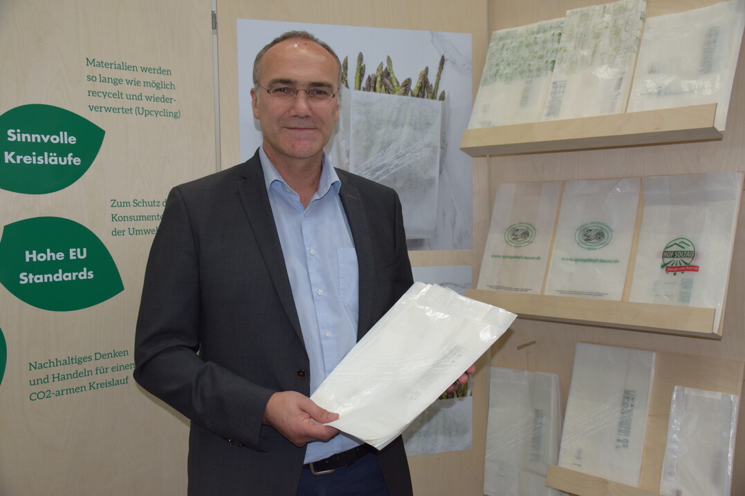 Heiner Messerle von der Messerle GmbH erhielt einen Innovation Award fr das Tten- und Einschlagpapier Greet.