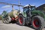 Traktor mit Schleppschlauchsystem, Bildnachweis: FNR/Zappner