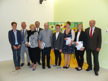 Ehrung der besten Berufsschulabsolventen im Gartenbau 2017 an der Staatlichen Be-rufsschule I Frth (v. l.): Birgit Meier, Vorsitzende im Meisterverband Knoblauchsland, Josef Hofbauer, Leiter der Abteilung Gartenbau am Amt fr Ernhrung, Landwirtschaft und Forsten (AELF) Frth, MdL Petra Guttenberger, Schulleiter Wilfried Rost und Horst Krehn, Behrdenleiter des AELF Frth (1. v. r.) beglckwnschten die Grtner (v. l.) Thomas Gthlein, Moritz Ruppe, Laura Reichert und Elisabeth Schweiger zu ihrem erfolgreichen Berufsabschluss.
