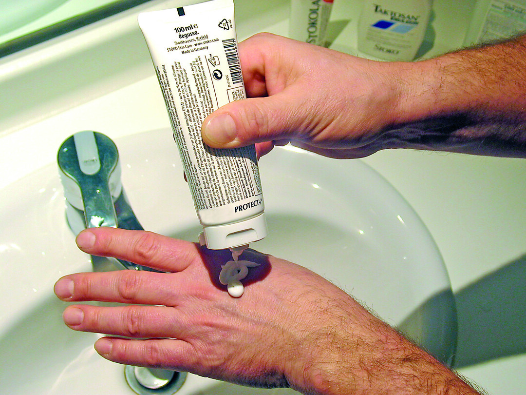 Damit die Haut gesund bleibt, rät die SVLFG: Reinigen Sie Ihre Haut niemals mit Lösungsmitteln wie Aceton oder Pinselreiniger. Nach der Arbeit und vor dem Schlafengehen kommen Hauptpflegecremes zum Einsatz.