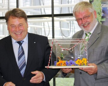 Symbolische bergabe der neuen Gewchshuser im kologischen Gemsebauversuchsbetrieb der Bayerischen Landesanstalt fr Weinbau und Gartenbau (LWG) in Bamberg:(von links) Bayerns Landwirtschaftsminister Helmut Brunner berreichte ein Mini-Glashaus mit Schlssel an den Prsidenten der LWG, Anton Magerl