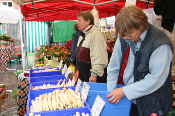 Immer frische Ware zu verbraucherfreundlichen Preisen: Die Spargelsaison 2019 verlief fr Konsumenten besser als fr Niedersachsens Anbaubetriebe.