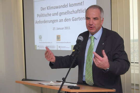 Rainer Deppe, Sprecher des Umweltausschusses im Landtag Nordrhein-Westfalen, stellte
auf der Fachtagung Energieeffizienz Vorgaben und Frderanreize der Bundesregierung dar,
mit denen auch Gartenbaubetriebe zu einem effizienten Energieeinsatz angeregt werden
sollen.
