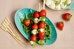 Erdbeeren passen mit ihrer frischen Säure auch zu pikanten Salaten. Zitronig mariniert ist Mozzarella eine gute Ergänzung, mit würzigem Rucola. Erdbeer-Mozzarella-Spieße passen gut zum Aperitif oder als Vorspeise.