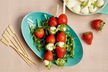 Erdbeeren passen mit ihrer frischen Sure auch zu pikanten Salaten. Zitronig mariniert ist Mozzarella eine gute Ergnzung, mit wrzigem Rucola. Erdbeer-Mozzarella-Spiee passen gut zum Aperitif oder als Vorspeise.