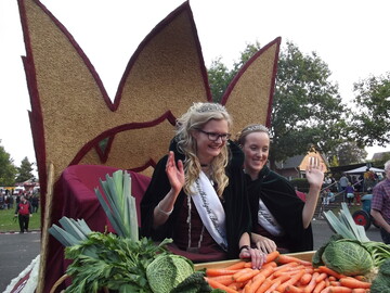Die Wurzelknigin Alina Kasteinecke (links) und ihre Hofdame Lisa (rechts) auf dem Erntedankfest 2014. 