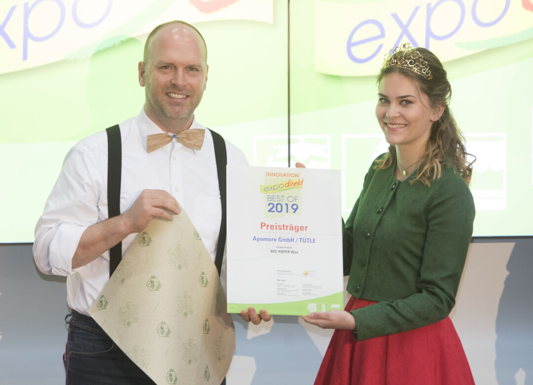 Fr das mit Bienenwachs beschichtete Papier Bee Paper Wax berreichte Erdbeerknigin Anne Obrecht einen Innovation Award an Daniel Birkhofer von der Apomore GmbH.