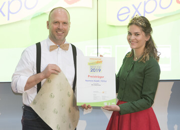 Fr das mit Bienenwachs beschichtete Papier Bee Paper Wax berreichte Erdbeerknigin Anne Obrecht einen Innovation Award an Daniel Birkhofer von der Apomore GmbH.