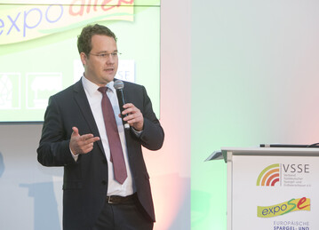 Auch in diesem Jahr hat der VSSE wieder Innovationspreise vergeben. Simon Schumacher, VSSE-Vorstandssprecher und Veranstalter des Messeduos, bergab die Preise an die Gewinner.