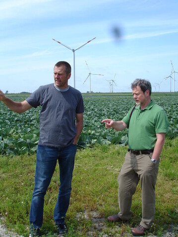 Ein erfolgreiches Miteinander von nachhaltiger Energie- und Gemseproduktion: Christian Ufen im Fachaustausch mit Professor Dr. Hartmut Sttzel in Dithmarschen. 