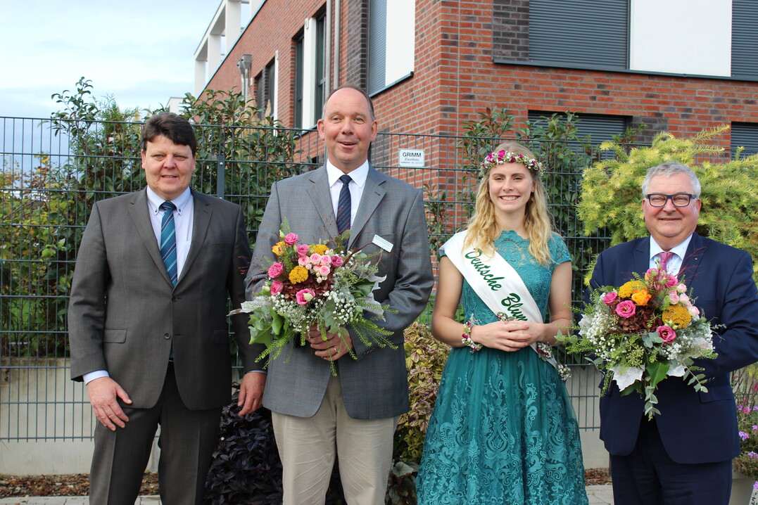 Von links: WVG-Präsident Andreas Kröger mit Prof. Dr. Berhard Beßler, der Deutschen Blumenfee und Staatssekretär Rainer Beckedorf aus dem Niedersächsischen Ministerium für Ernährung, Landwirtschaft und Verbraucherschutz.
