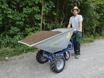  Mini-Dumper und Schubkarre erleichtern die Arbeit erheblich.