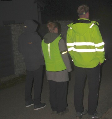 In der dunklen Jahreszeit kann helle, auffllige Kleidung mit Reflektoren darber entscheiden, ob Fugnger und Zweiradfahrer gesehen oder bersehen werden. Blinklichter, Taschen- und Stirnlampen schtzen zustzlich.