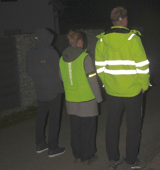 In der dunklen Jahreszeit kann helle, auffllige Kleidung mit Reflektoren darber entscheiden, ob Fugnger und Zweiradfahrer gesehen oder bersehen werden. Blinklichter, Taschen- und Stirnlampen schtzen zustzlich.