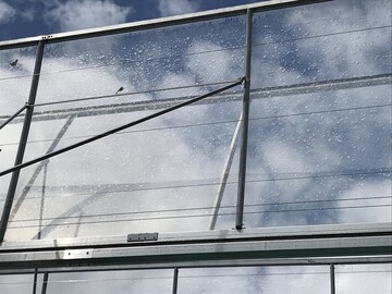 Als htte Schrotschuss diese F-Clean-Folie getroffen  nach dem Hagel am 18. August muss die komplette Folieneindeckung des Gewchshauses ausgetauscht werden.