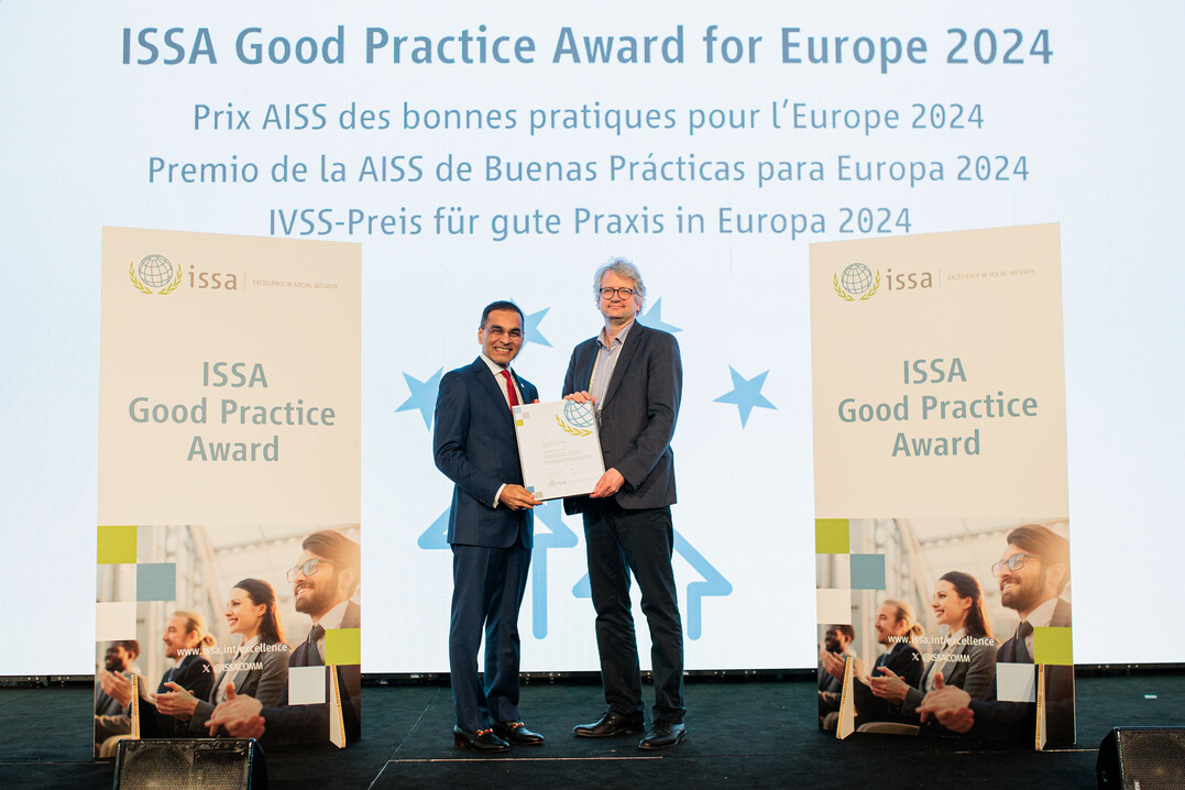 IVSS-Prsident Dr. Mohammed Azman (links) und der alternierende Vorstandsvorsitzende der SVLFG Jrg Heinel bei der Preisverleihung am 16. April 2024 in Porto. <br>