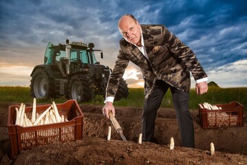 Thorsten Bernges mit mageschneidertem Anzug beim Spargelstechen 