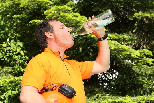 Seinen Flssigkeitsverlust  vor allem bei der Arbeit an heien Tagen  fllt man am besten mit Wasser auf.    