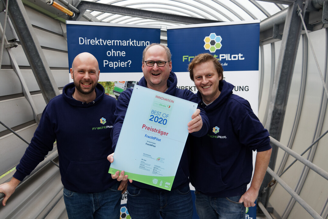 Die drei Grnder von FrachtPilot mit ihrem Preis (v. l.): Jan-Hendrik Fischer,
Dr. Stefan Fleischer und Dr. Sebastian Terlunen.  
