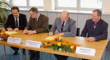 Bei der feierlichen Vertragsunterzeichnung (v.l.n.r.): Johannes Trauth, Sprecher
Pfalzmarkt eG, Hans-Jrg Friedrich, Vorstand Pfalzmarkt eG, Michael Herrmann,
Vorstandsvorsitzender OGM Maxdorf-Lambsheim eG, und Dieter Knoll, Vorstand
OGM Maxdorf-Lambsheim eG