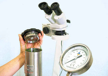 1 Wasserpotenzialmessung in der Scholander-Druckkammer,
Typ PWSC 3000, Firma Soil Moisture Equipment Corp., USA.