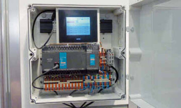 Der neue Bewsserungscomputer TensioController mit kleinem Touch
Screen ist hier ausgelegt fr 12 Ventile und sechs Sensoren.