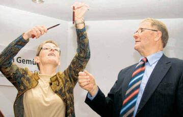 So witzig ist die Arbeitsunterweisung an Mitarbeiter in der Praxis
nicht: Dr. Renate Spraul zeigt Gerhard Schulz, dem Vorsitzenden
der Bundesfachgruppe Gemsebau, einen bergabegriff.