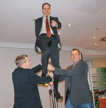 Lutz Langhoff (o.):
„Nur wer sich der
Angst stellt, kommt
weiter. Ohne das
Risiko einzugehen,
einmal richtig zu
fallen, kommen wir
nicht weit.“