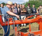 Georg Neumaier (l.) beantwortete
die Fragen von Thomas Pfeiffer zur
verbesserten Erntetechnik mit diesem
umgebauten Baldrianroder.