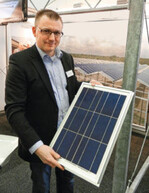 Robert Buschmann mit einem
gerahmten Solarmodul von
SoviSol.