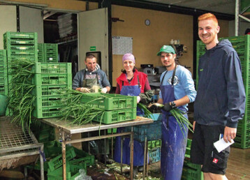 Hofnachfolger Stefan Seischab (rechts) teilt sich mit Vater Thomas Seischab alles, was mit Produktion und Vermarktung zu tun hat. 
