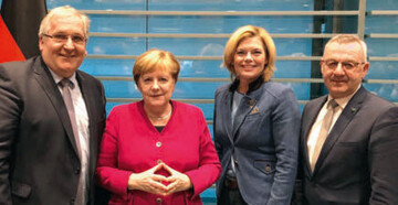 ZVG-Pr�sident J�rgen Mertz (r.) und BOG-Vorsitzender Jens Stechmann mit Bundeskanzlerin Angela Merkel und Bundeslandwirtschaftsministerin Julia Kl�ckner.