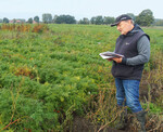 Henning Vogel erläuterte die Pflanzenschutzversuche in Möhren.
