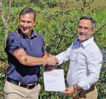 Ottavio Scata von Myclimate übergibt das Zertifikat anUrs Stillhard, Saropack AG.