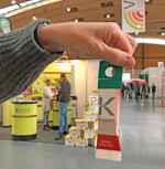 Die Raubmilbe Phytoseiulus persimilis ist nun auch in Tüten erhältlich. Sie lassen sich damit ganz einfach und vor allem sehr gezielt im Bestand anbringen.