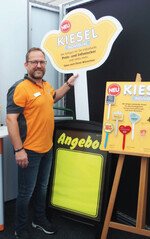 Kiesel schneidet individuelle Infoschilder in Kontur.