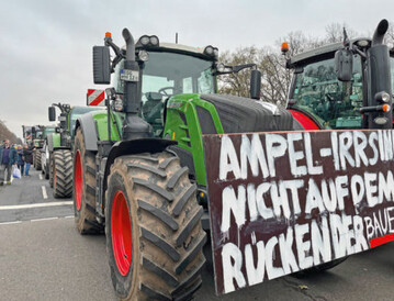 Landwirte haben bei Protestaktionen mit Traktoren und Plakaten ihren Unmut über die Sparpläne zum Ausdruck gebracht.