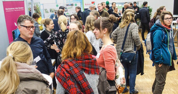 Wie treffen Arbeitgeber auf qualifizierte Nachwuchskrfte? Kontaktbrsen wie die auf den Osnabrcker Kontaktstudientagen sind eine Mglichkeit.