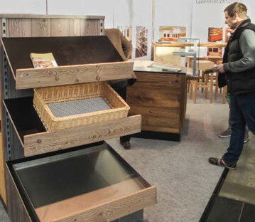 Mobili Ladenbau setzt auf Holzmaterialien. 
