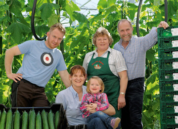 Aktuell drei Generationen Hofmann, das sind (v.l.n.r.) Hans Hofmann junior, Sandra Hofmann mit Anne, Marga Hofmann und Hans Hofmann senior und sie sind ein Team.