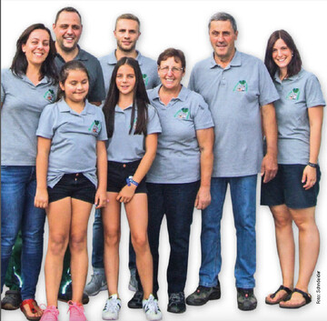 Bei Familie Brunner in Nrnberg-Hfles ziehen drei Generationen an einem Strang. Von links: Barbara und Hans Brunner mit den Kindern, Miriam, Vanessa und Johannes, Groeltern Anna-Luise und Werner Brunner, Schwgerin Stefanie Brunner.