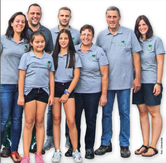 Bei Familie Brunner in Nrnberg-Hfles ziehen drei Generationen an einem Strang. Von links: Barbara und Hans Brunner mit den Kindern, Miriam, Vanessa und Johannes, Groeltern Anna-Luise und Werner Brunner, Schwgerin Stefanie Brunner.