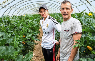 Gemseanbauer Gilles Josuan mit tochter Alise stellten im Gewchshaus fest, dass sie dank Musik-Berieselung gesunde, schne Zucchini ernten konnten.